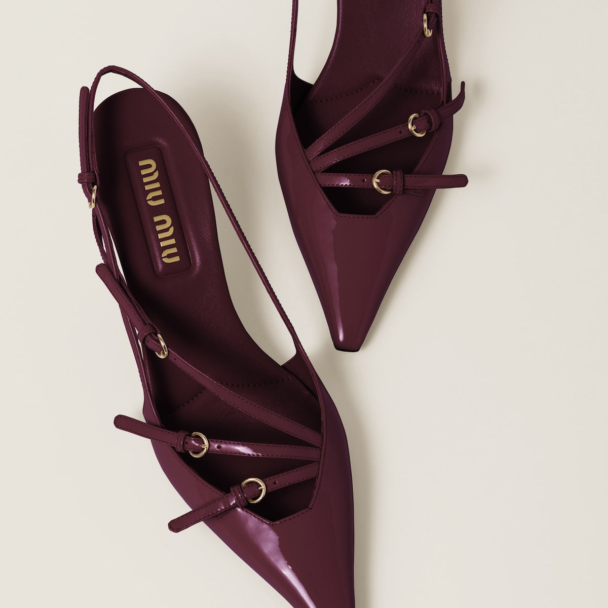 Décolleté slingback in vernice con fibbie bordeaux