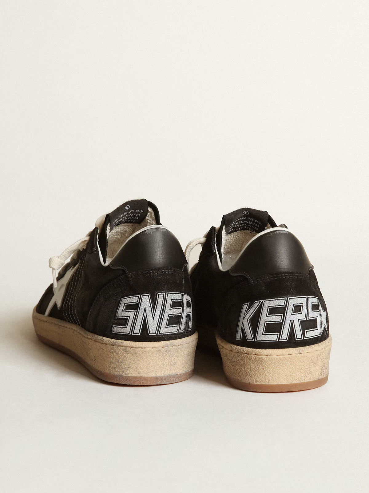 Suede nero con stella in pelle bianca