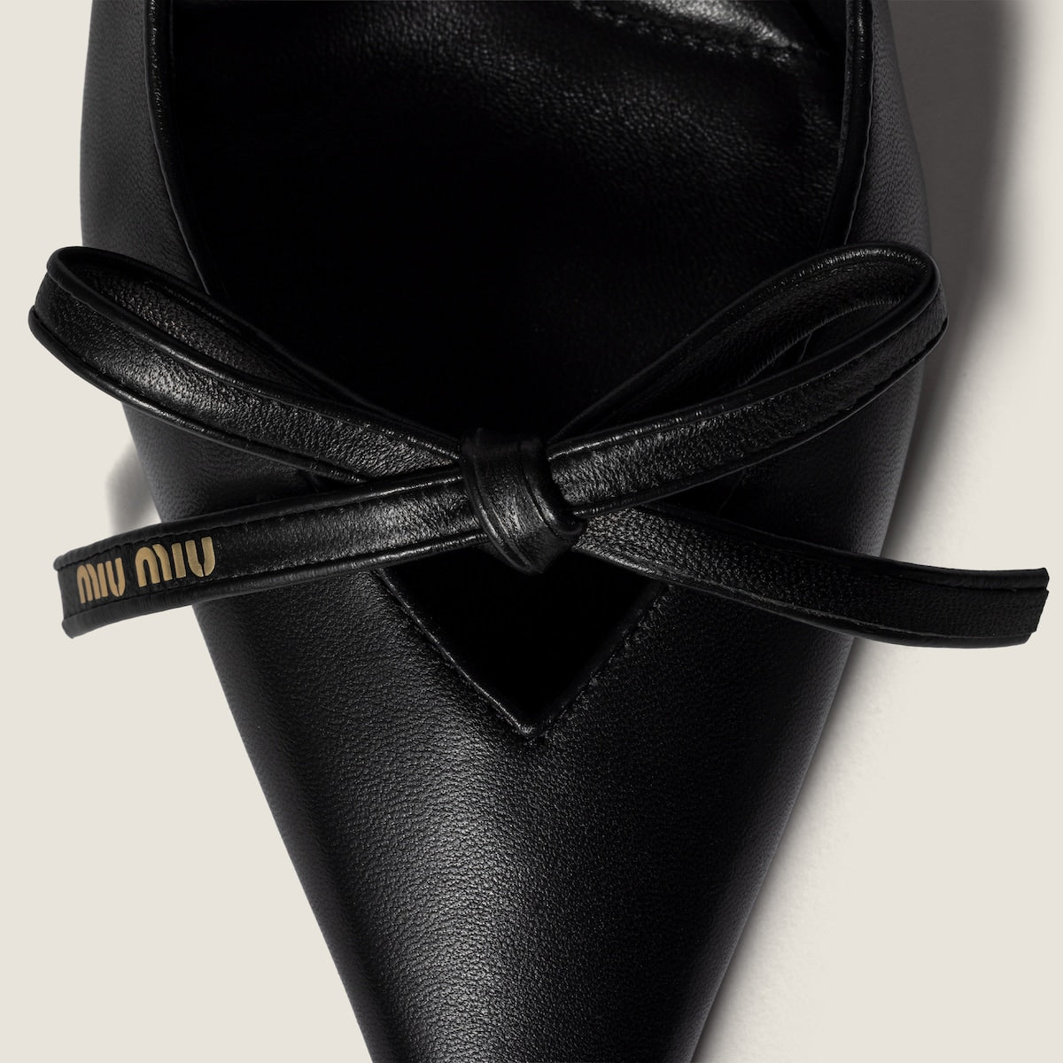 Décolleté slingback in pelle con fiocco nero