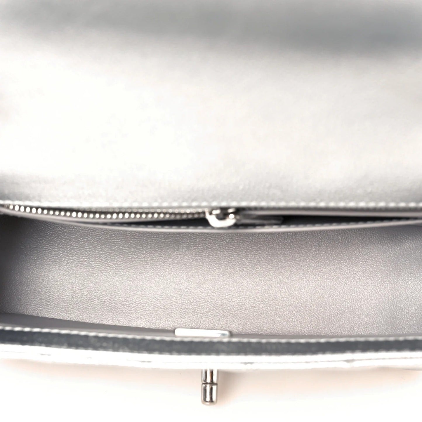Mini borsa rettangolare trapuntata Caviar metallizzata con patta CC Slide argento