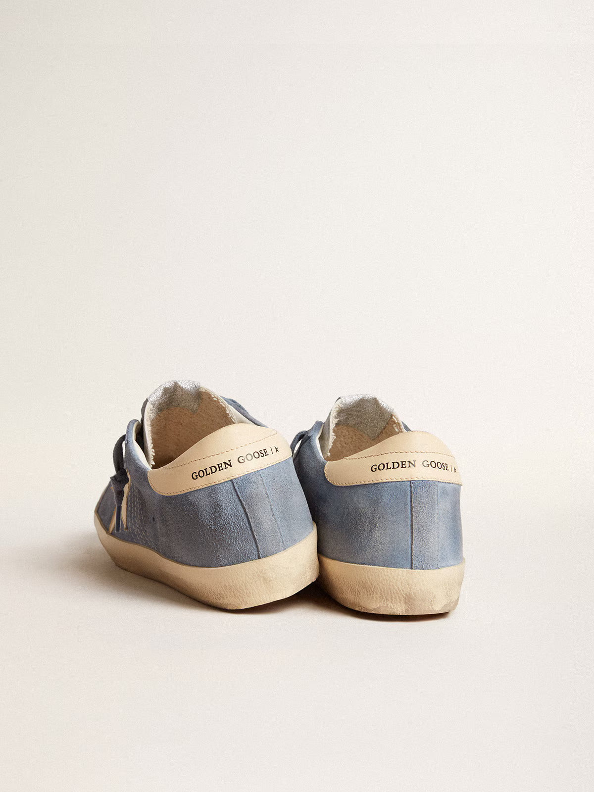 Suede azzurro con stella e talloncino in pelle beige