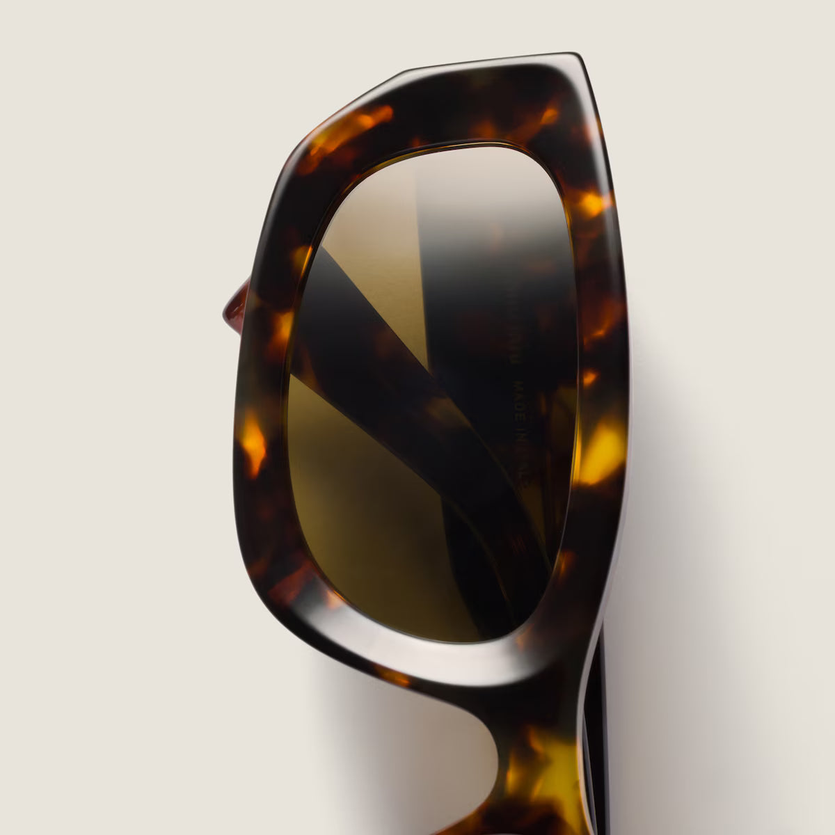 Occhiali da sole Miu Glimpse con forme basse montatura tartaruga miele Lenti Verde Loden