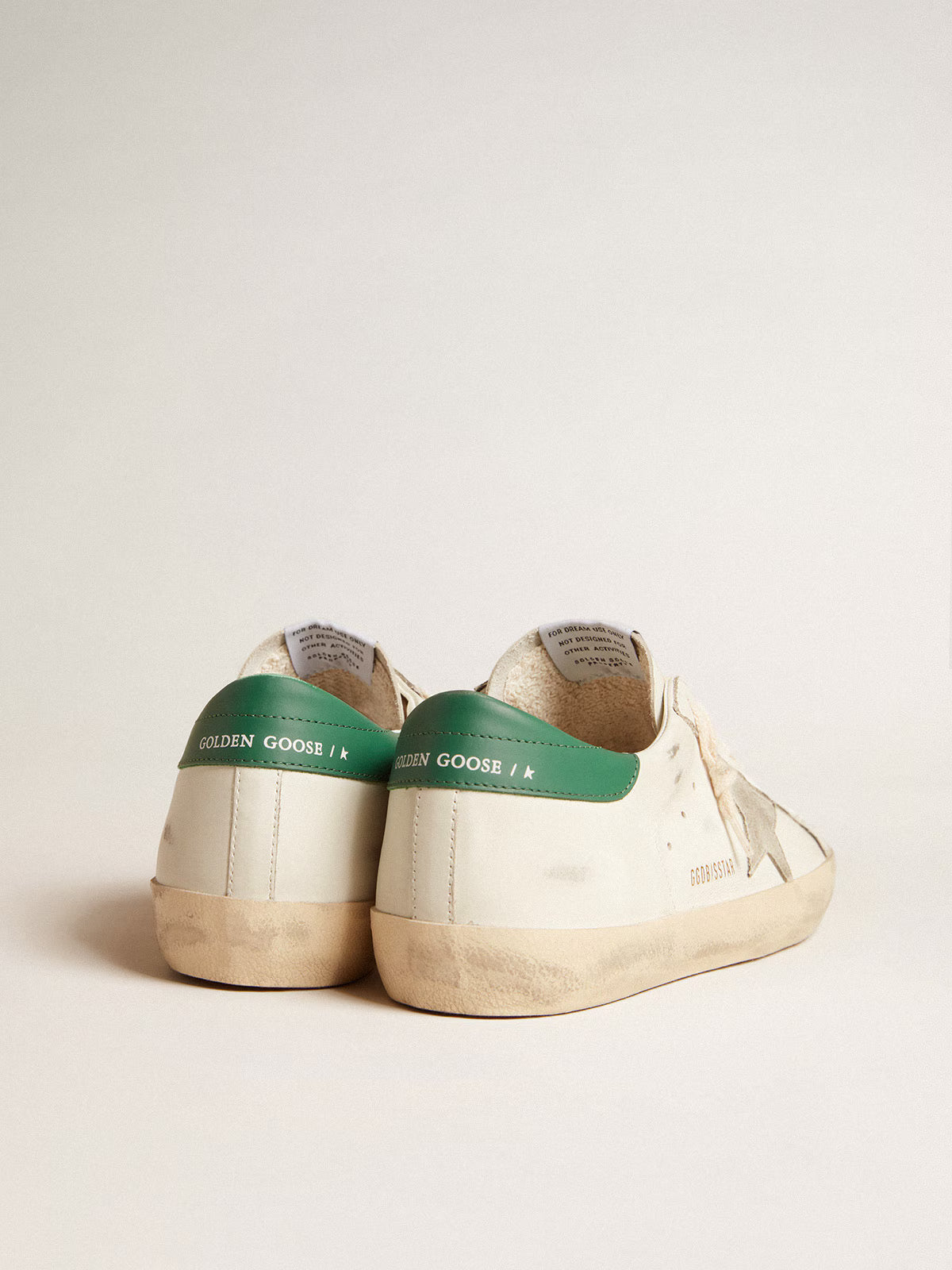 Pelle bianca con stella in pelle suede grigio ghiaccio e talloncino in pelle verde