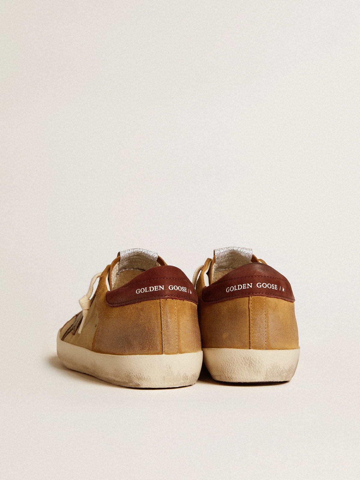 Suede beige e caramello con stella in pelle cracklé nera