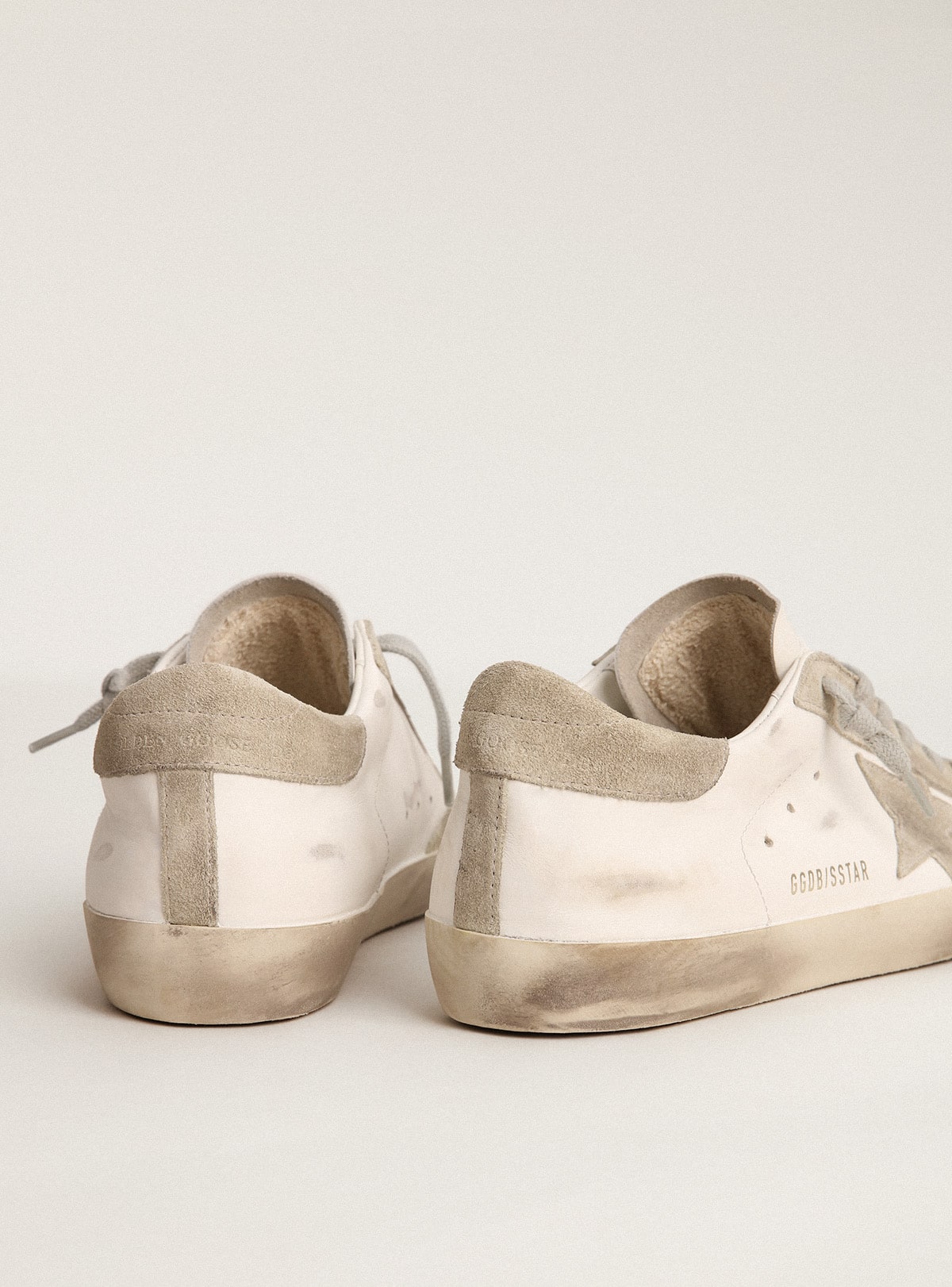 Stella e talloncino in suede grigio