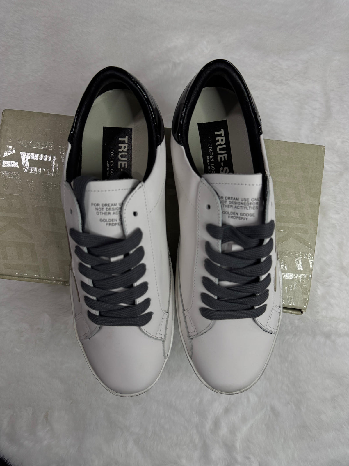 Golden Goose Super-Star con talloncino nero e metal studs lettering