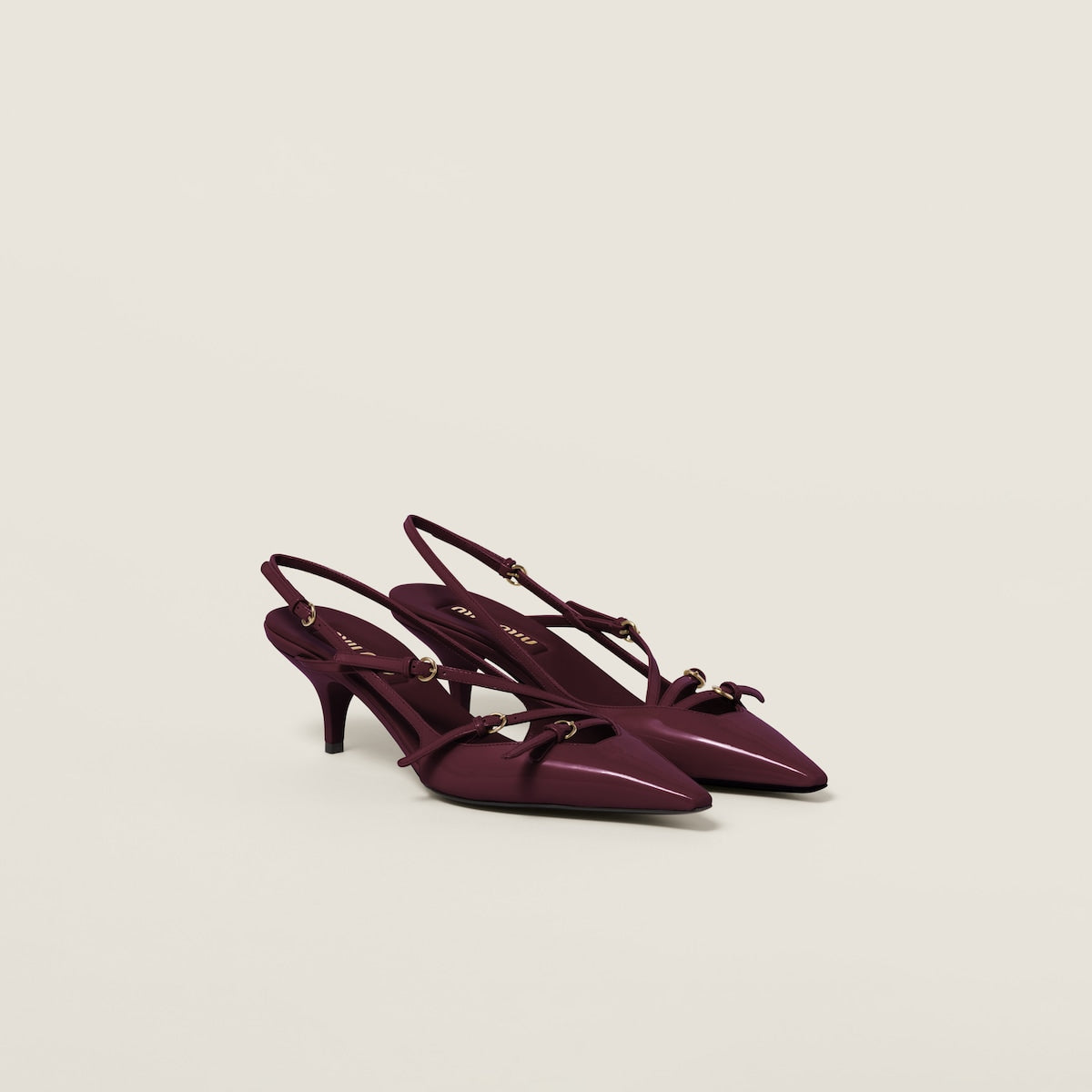 Décolleté slingback in vernice con fibbie bordeaux