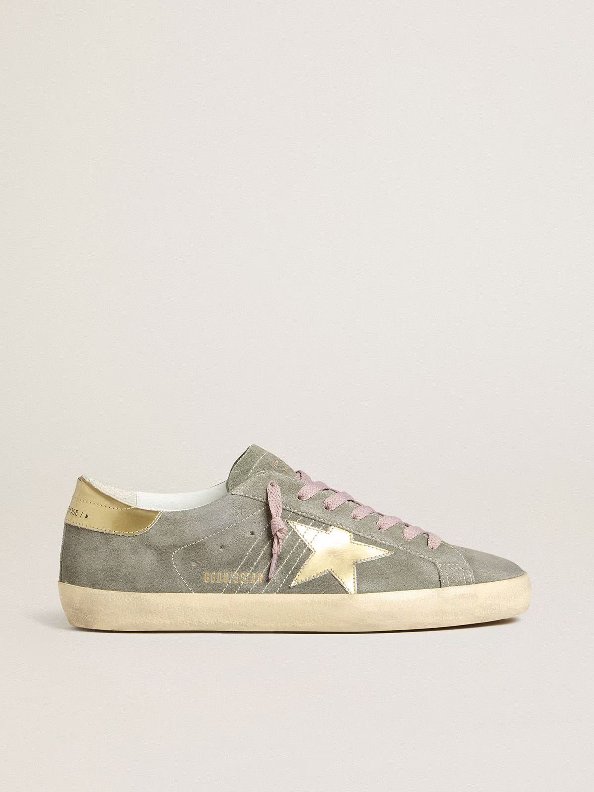 Suede grigio con stella e talloncino in pelle laminata oro