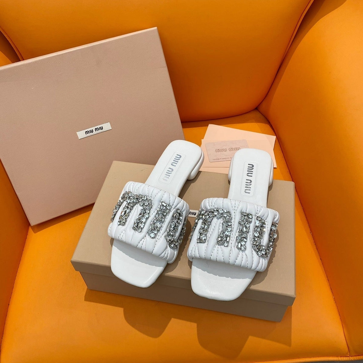 Sandali in pelle trapuntata bianca con logo impreziosito da cristalli