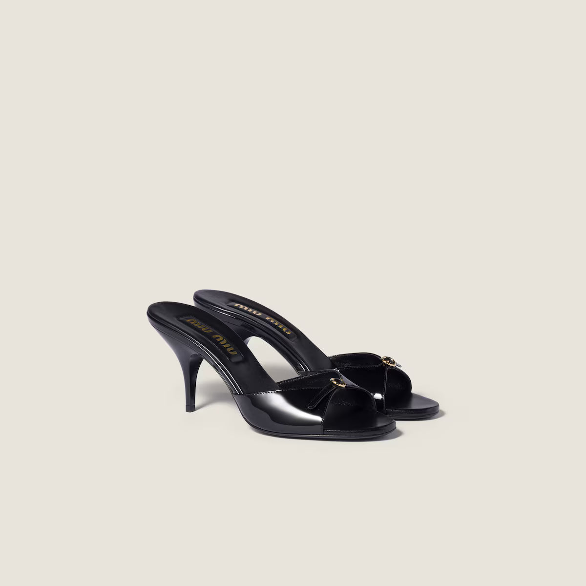 Sandali in pelle verniciata nera con fibbie