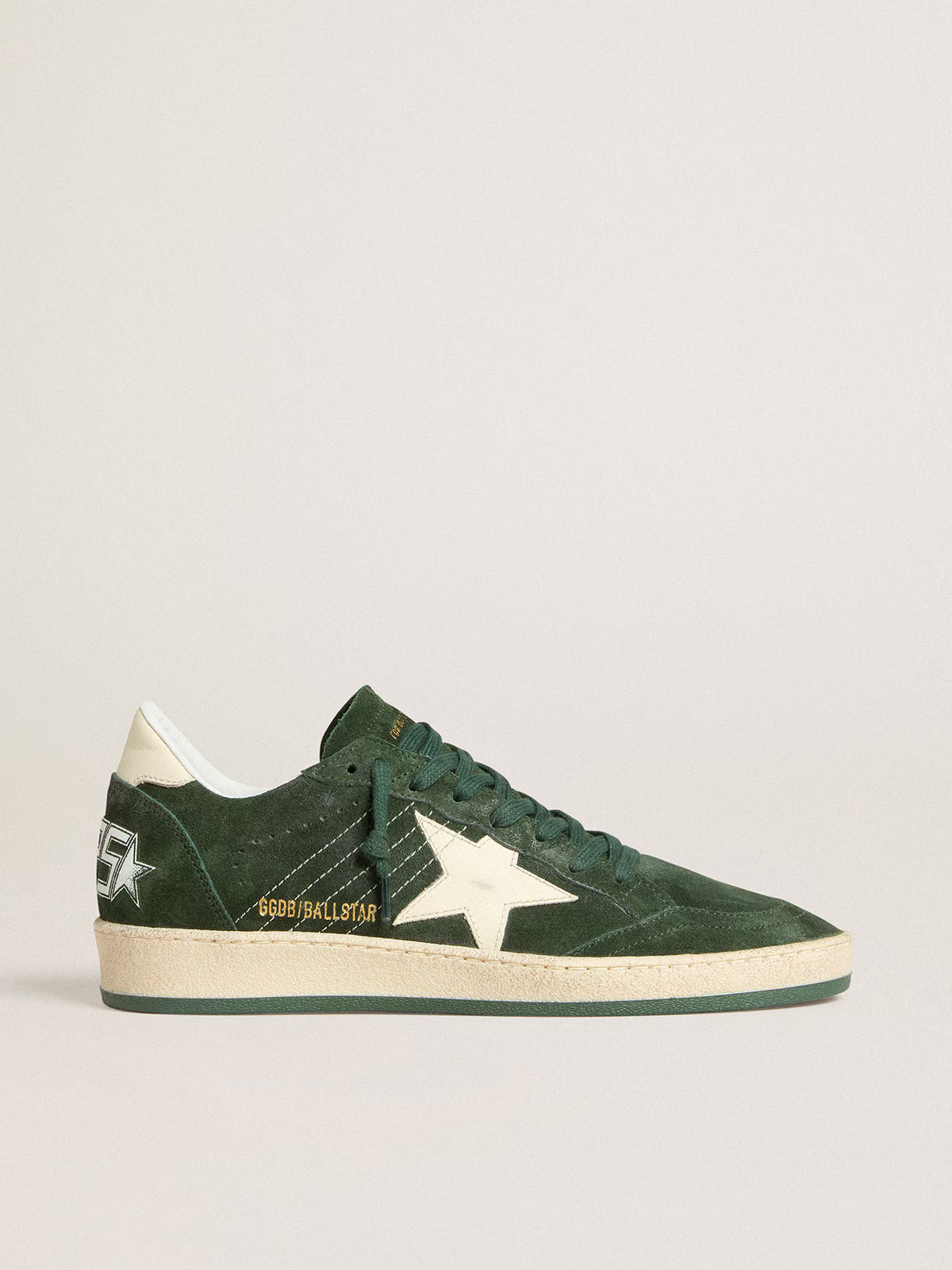 Suede verde con stella e talloncino in pelle bianca