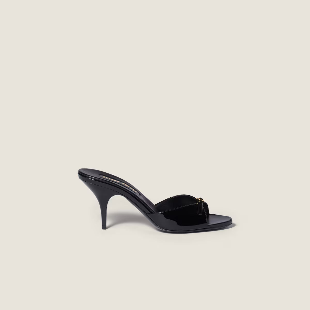 Sandali in pelle verniciata nera con fibbie