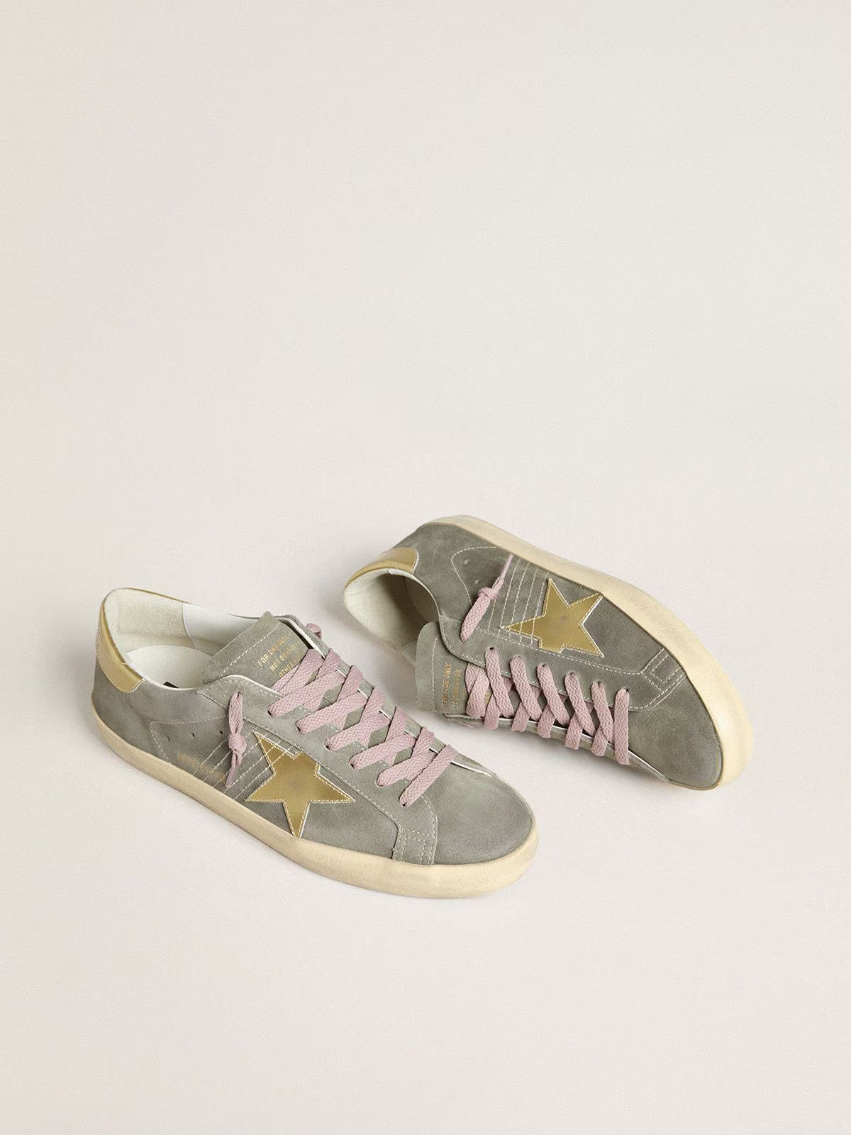 Suede grigio con stella e talloncino in pelle laminata oro