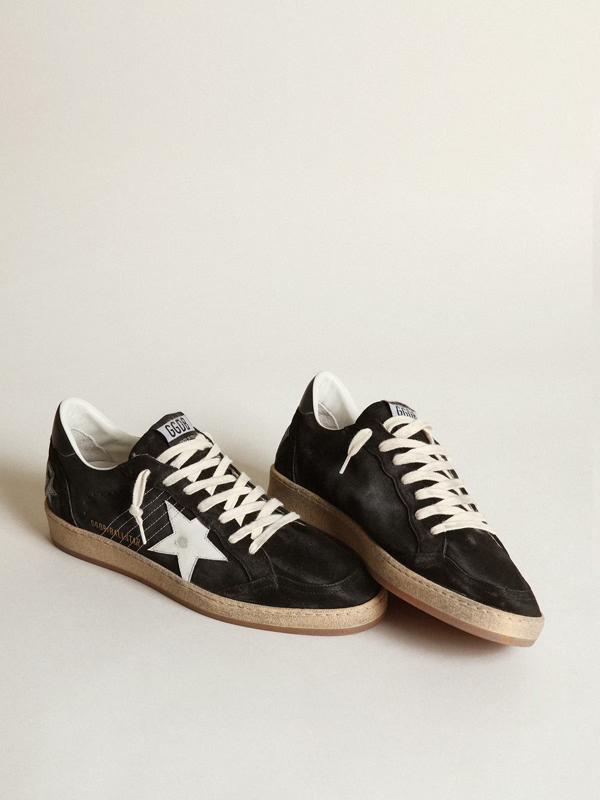 Suede nero con stella in pelle bianca