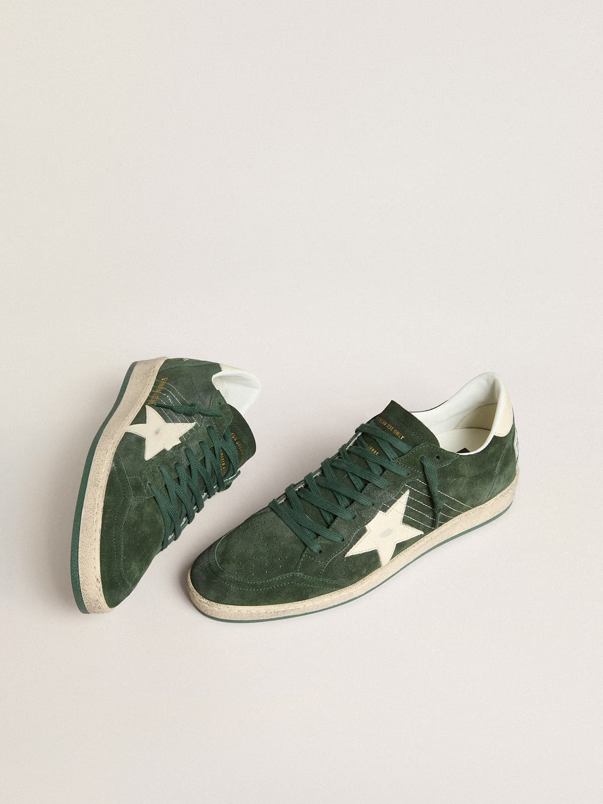 Suede verde con stella e talloncino in pelle bianca