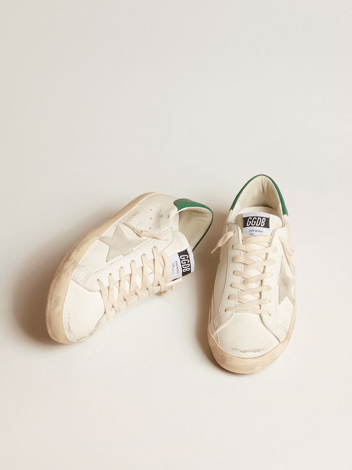 Pelle bianca con stella in pelle suede grigio ghiaccio e talloncino in pelle verde