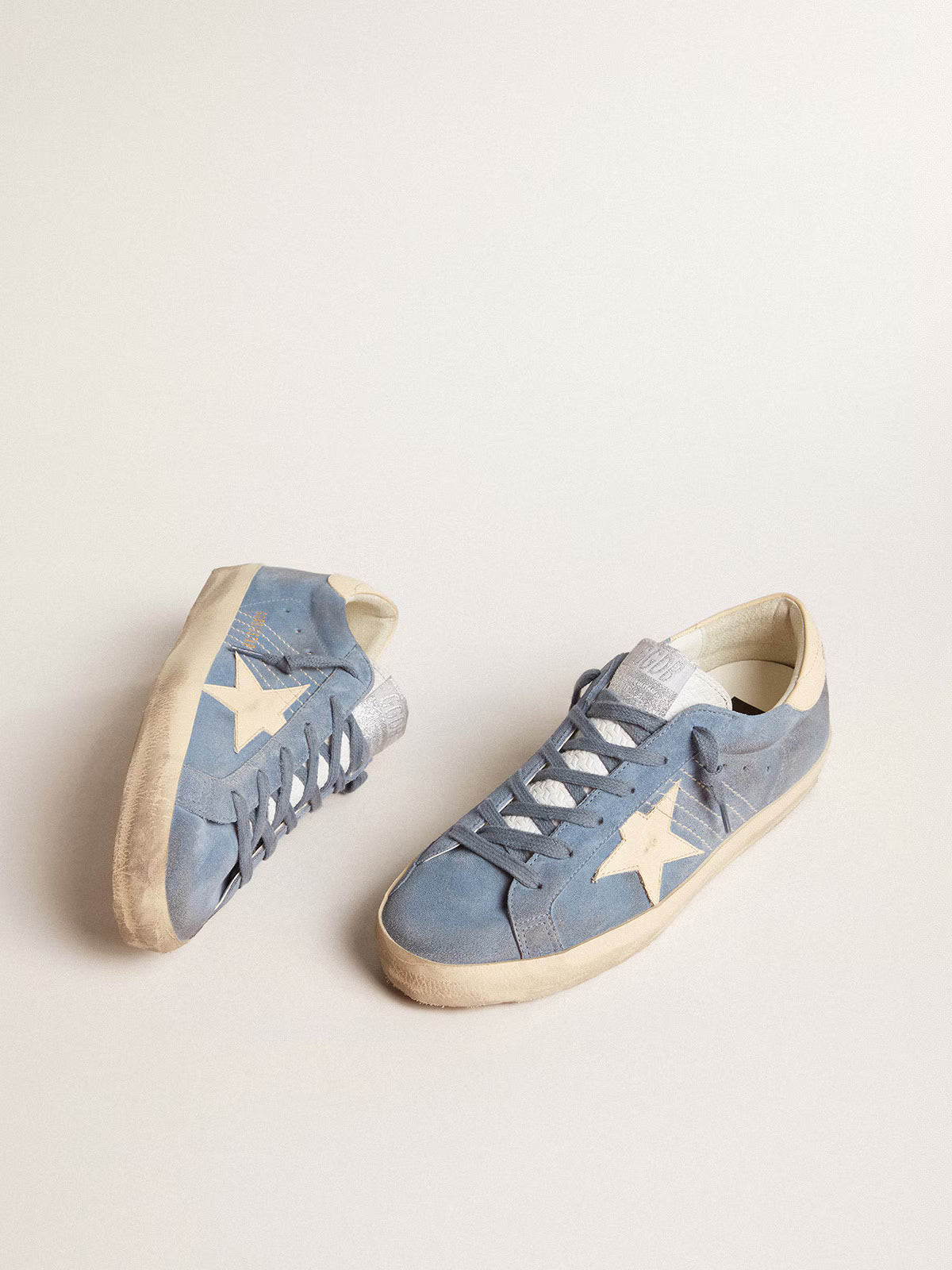 Suede azzurro con stella e talloncino in pelle beige