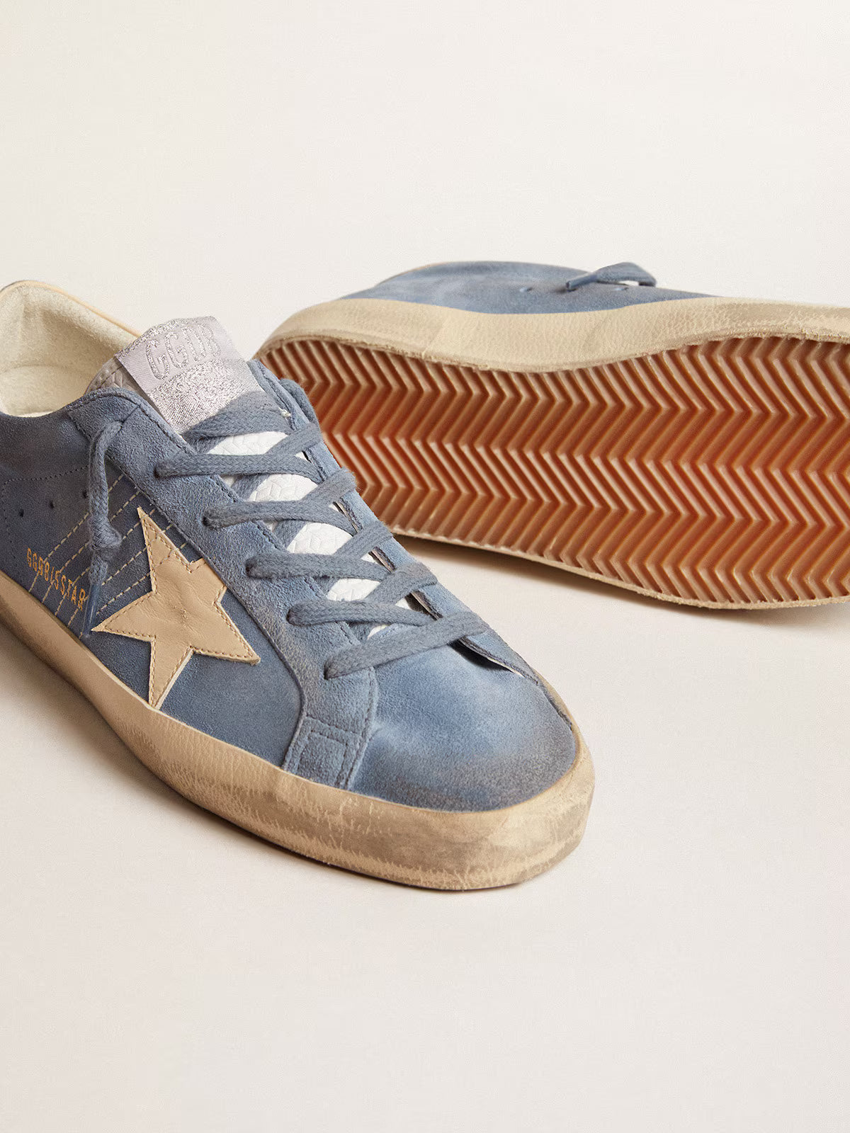 Suede azzurro con stella e talloncino in pelle beige