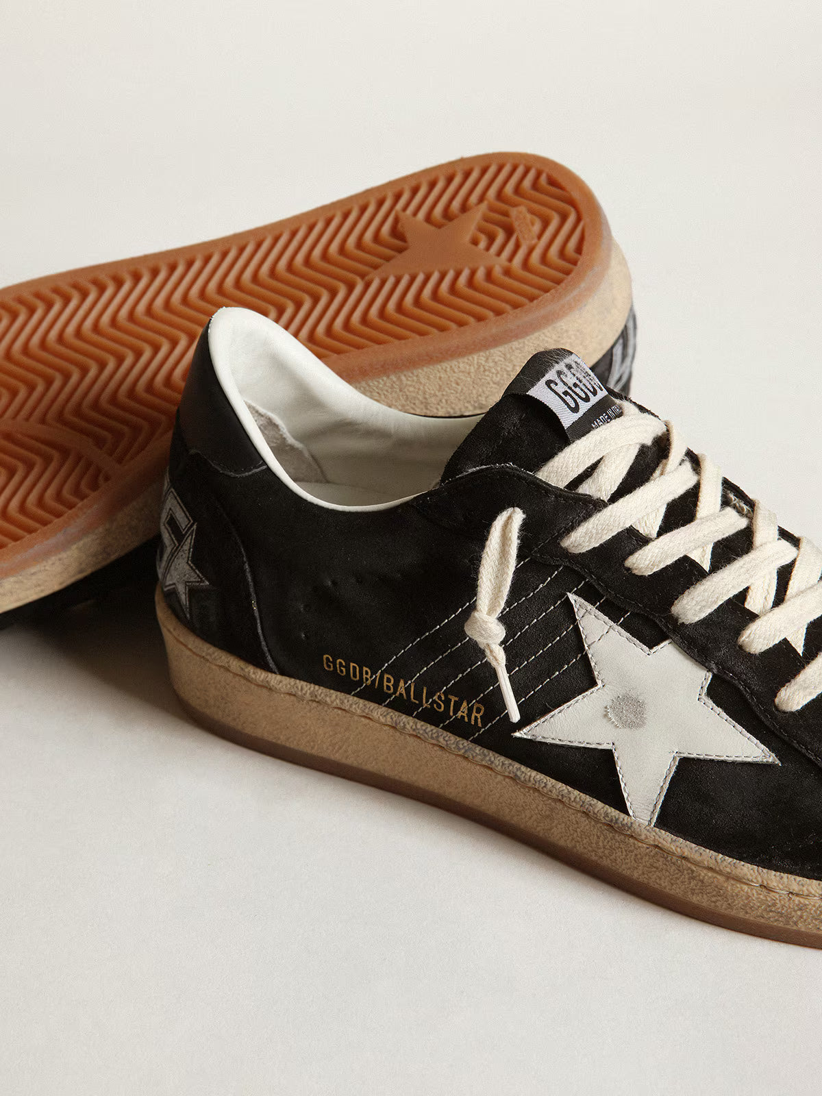Suede nero con stella in pelle bianca