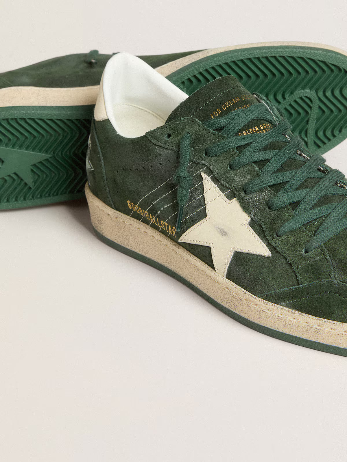 Suede verde con stella e talloncino in pelle bianca