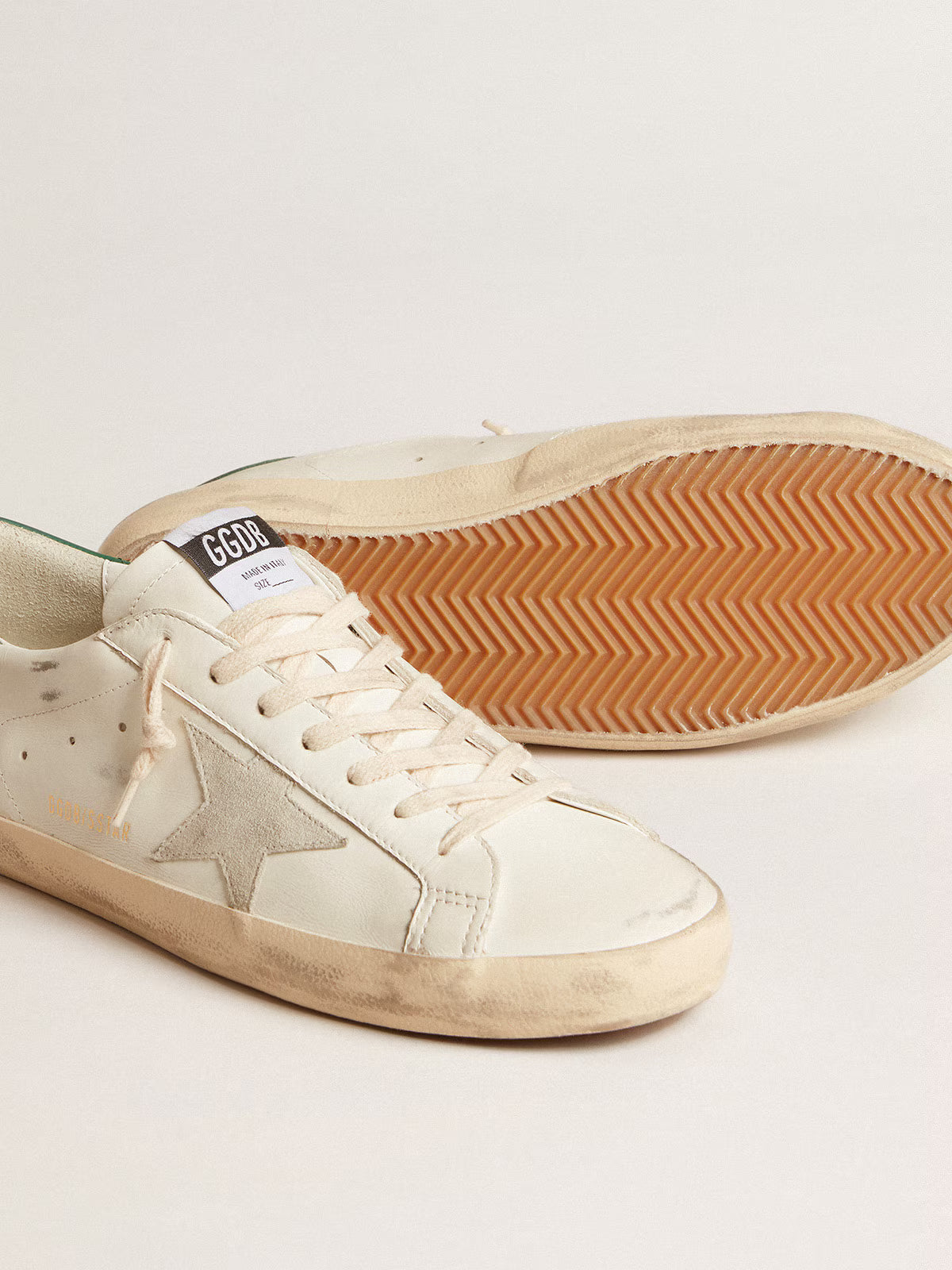 Pelle bianca con stella in pelle suede grigio ghiaccio e talloncino in pelle verde