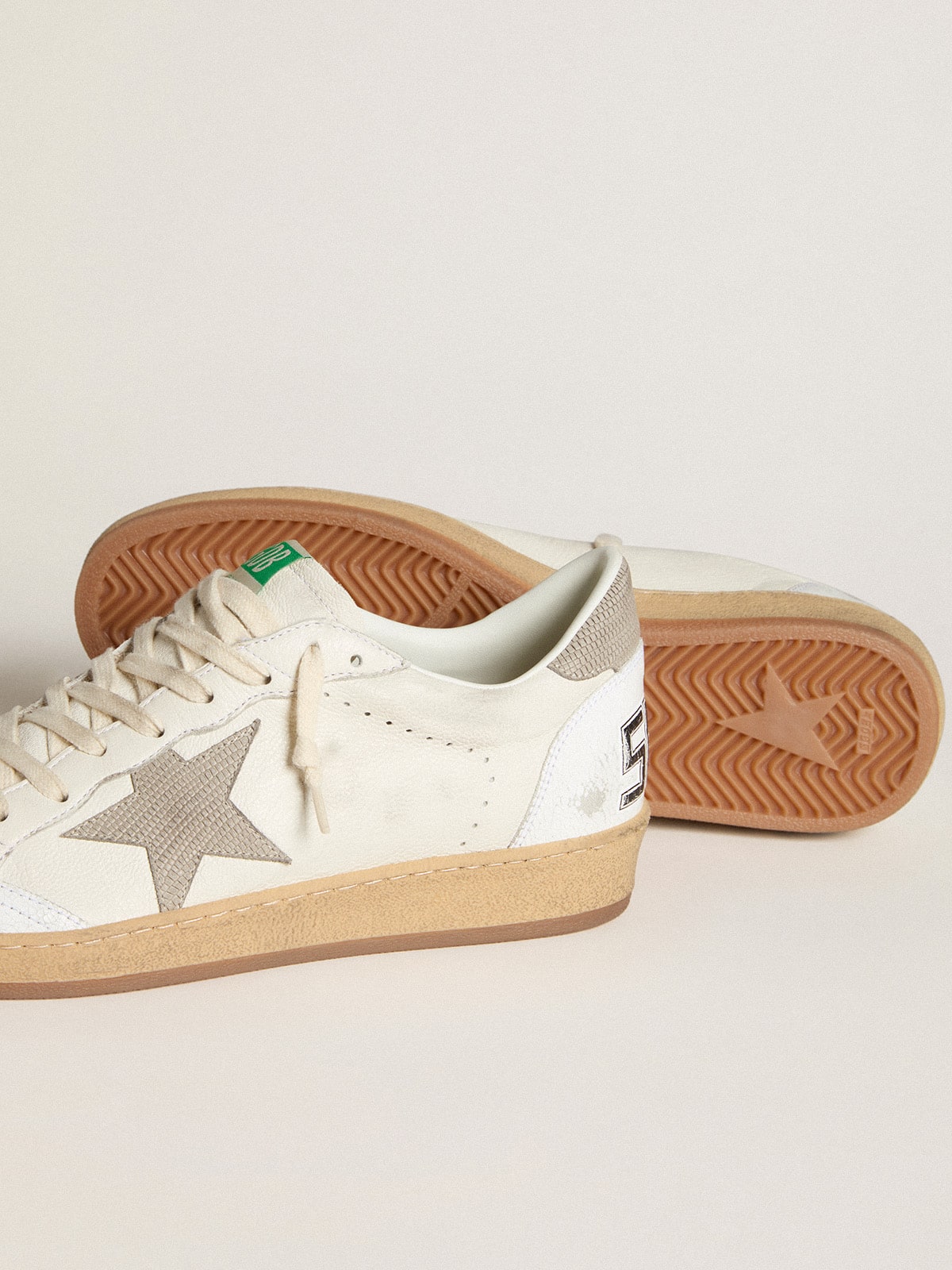 Nappa con stella e talloncino in nabuk grigio