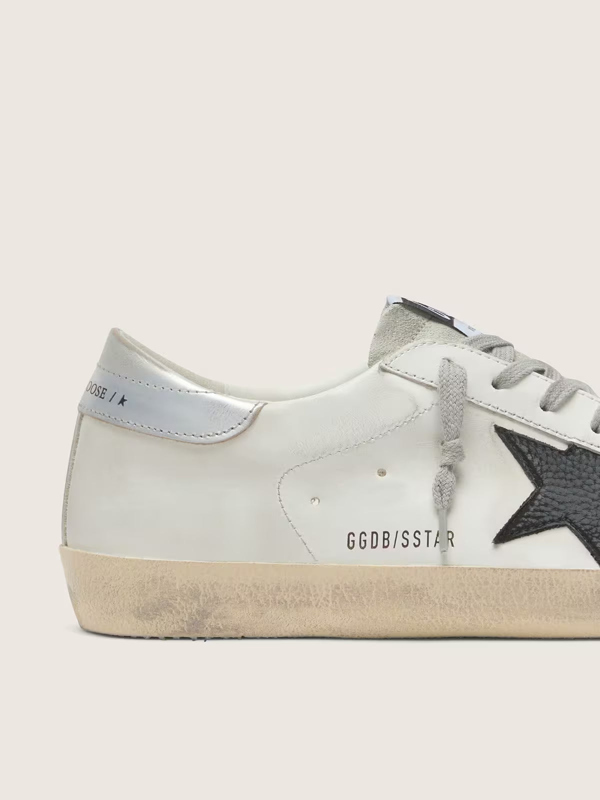 Pelle bianca con stella in pelle nabuk nera e talloncino in pelle laminata argento