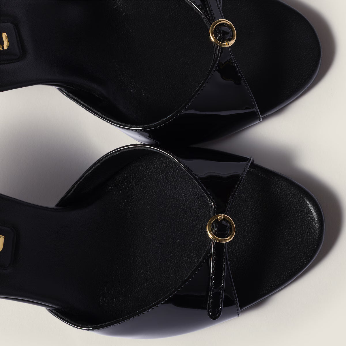 Sandali in pelle verniciata nera con fibbie