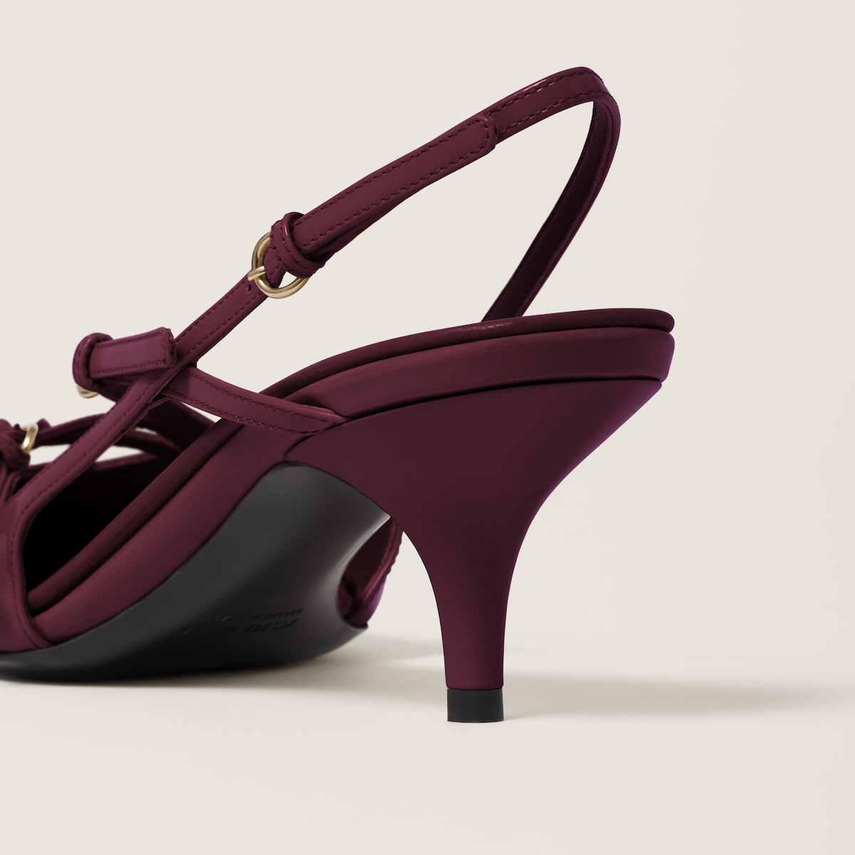 Décolleté slingback in vernice con fibbie bordeaux
