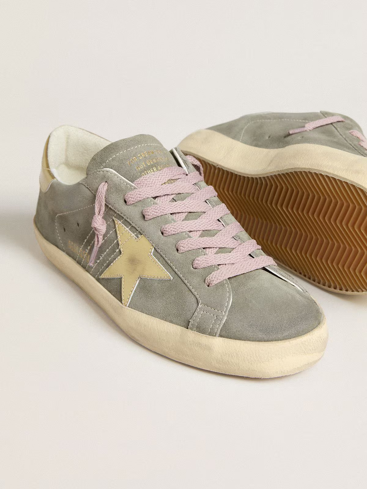 Suede grigio con stella e talloncino in pelle laminata oro