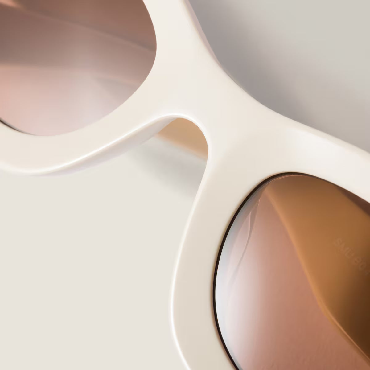 Occhiali da sole Miu Glimpse con forme basse montatura bianco latte Lenti cioccolato