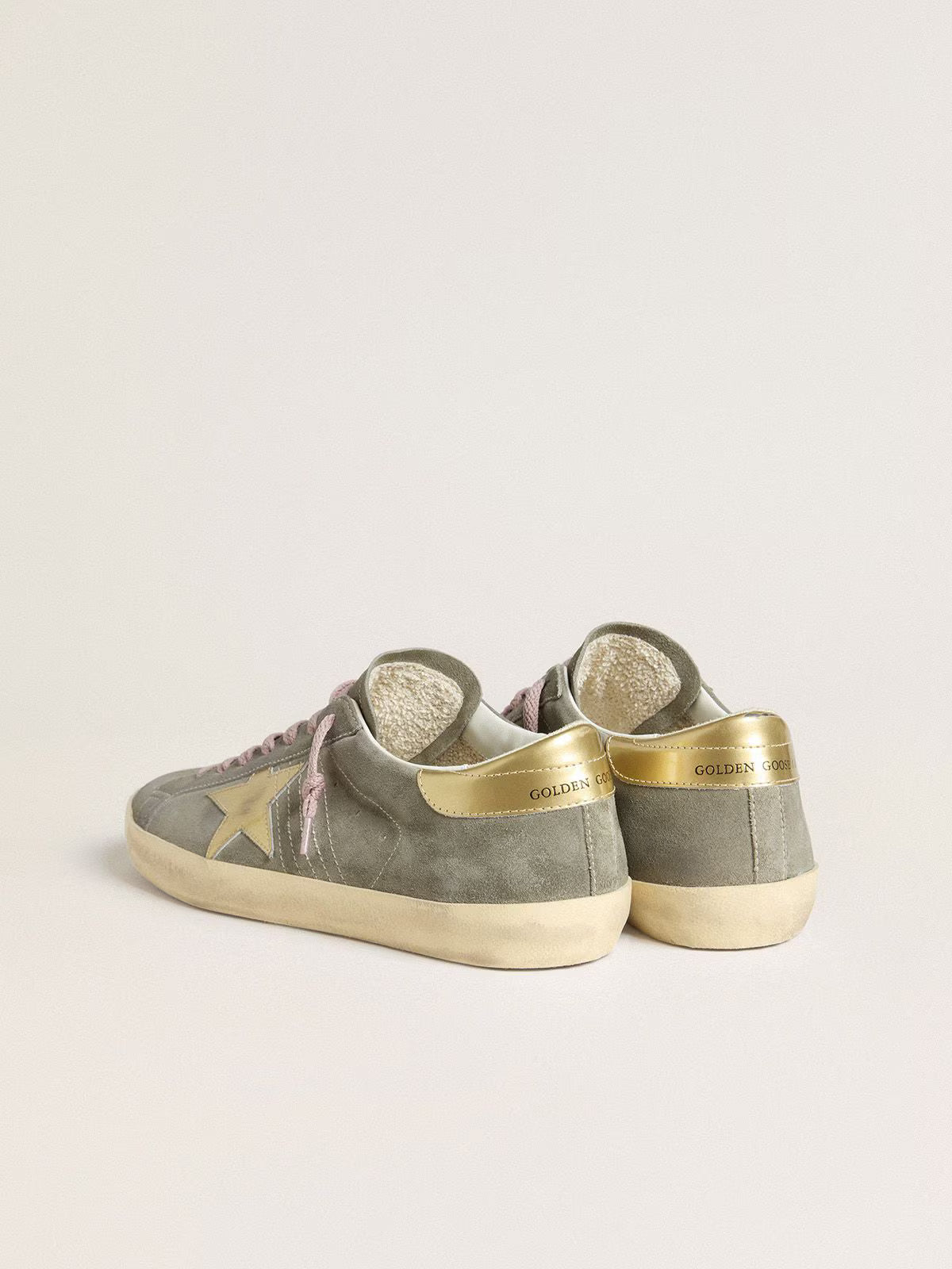 Suede grigio con stella e talloncino in pelle laminata oro