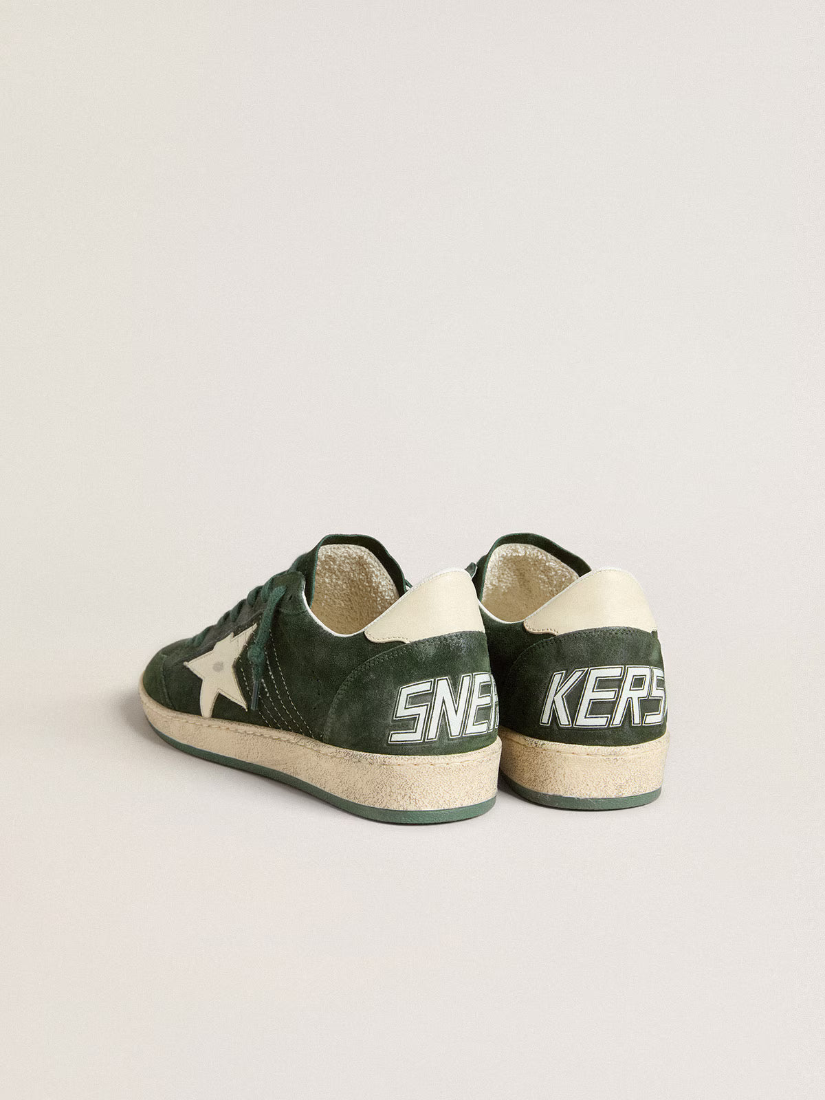 Suede verde con stella e talloncino in pelle bianca
