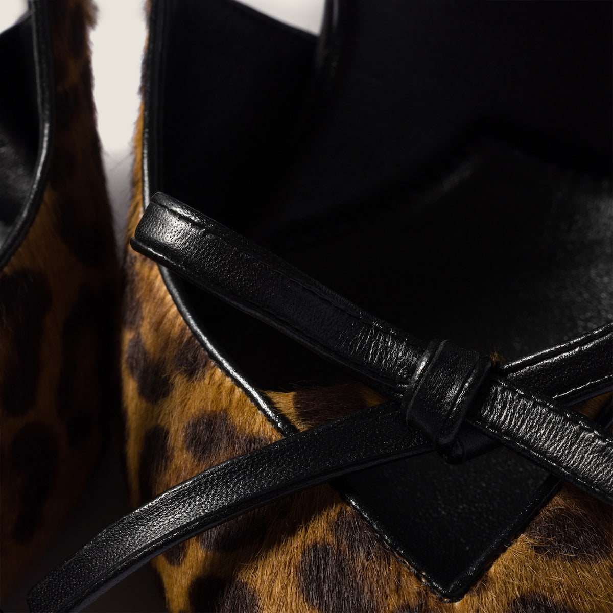 Décolleté slingback in pelle stampata con fiocco miele
