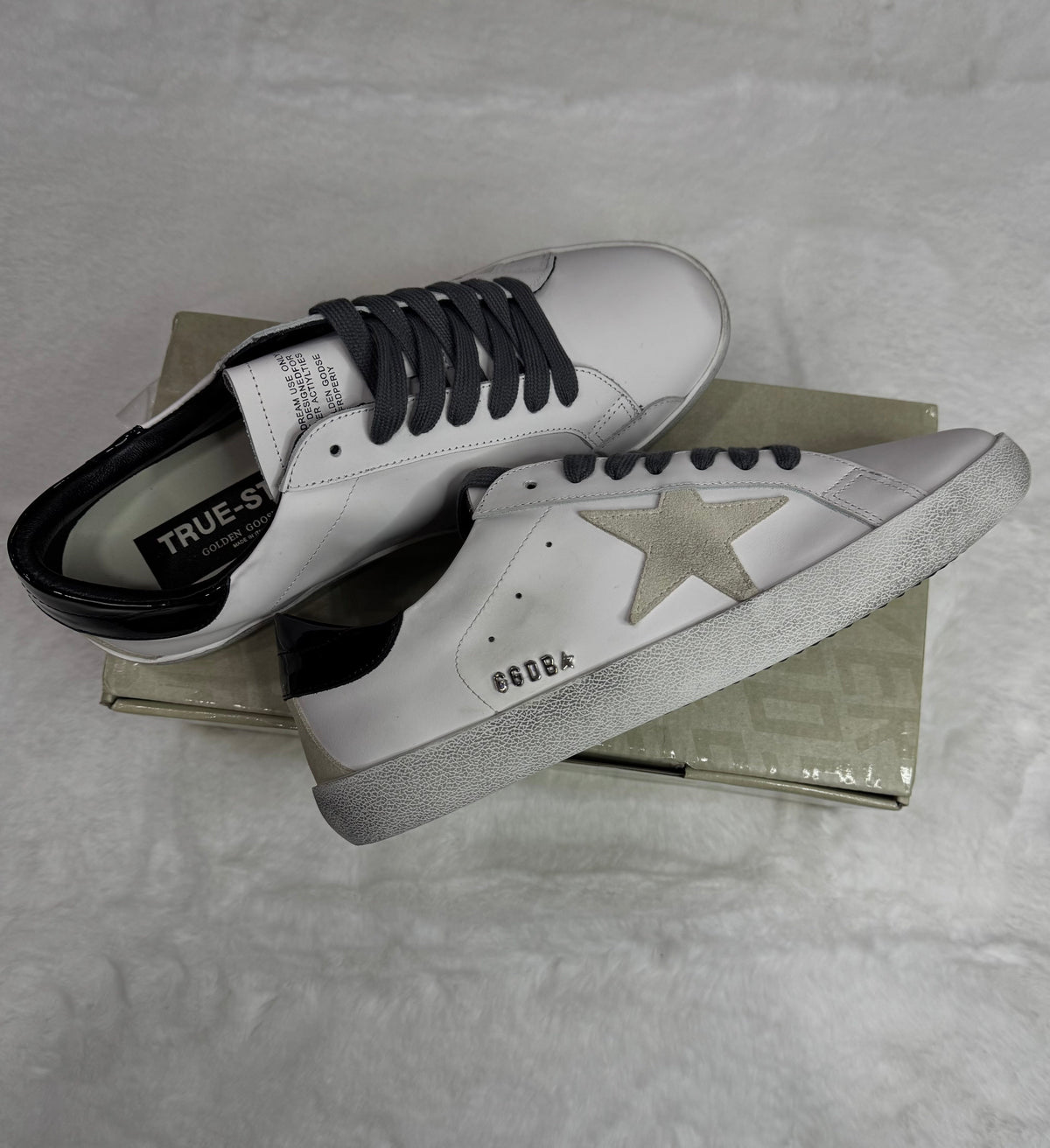Golden Goose Super-Star con talloncino nero e metal studs lettering