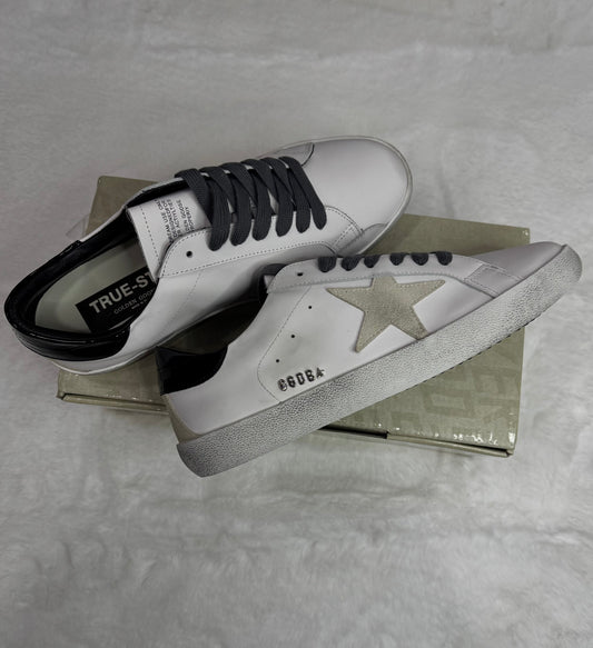 Golden Goose Super-Star con talloncino nero e metal studs lettering