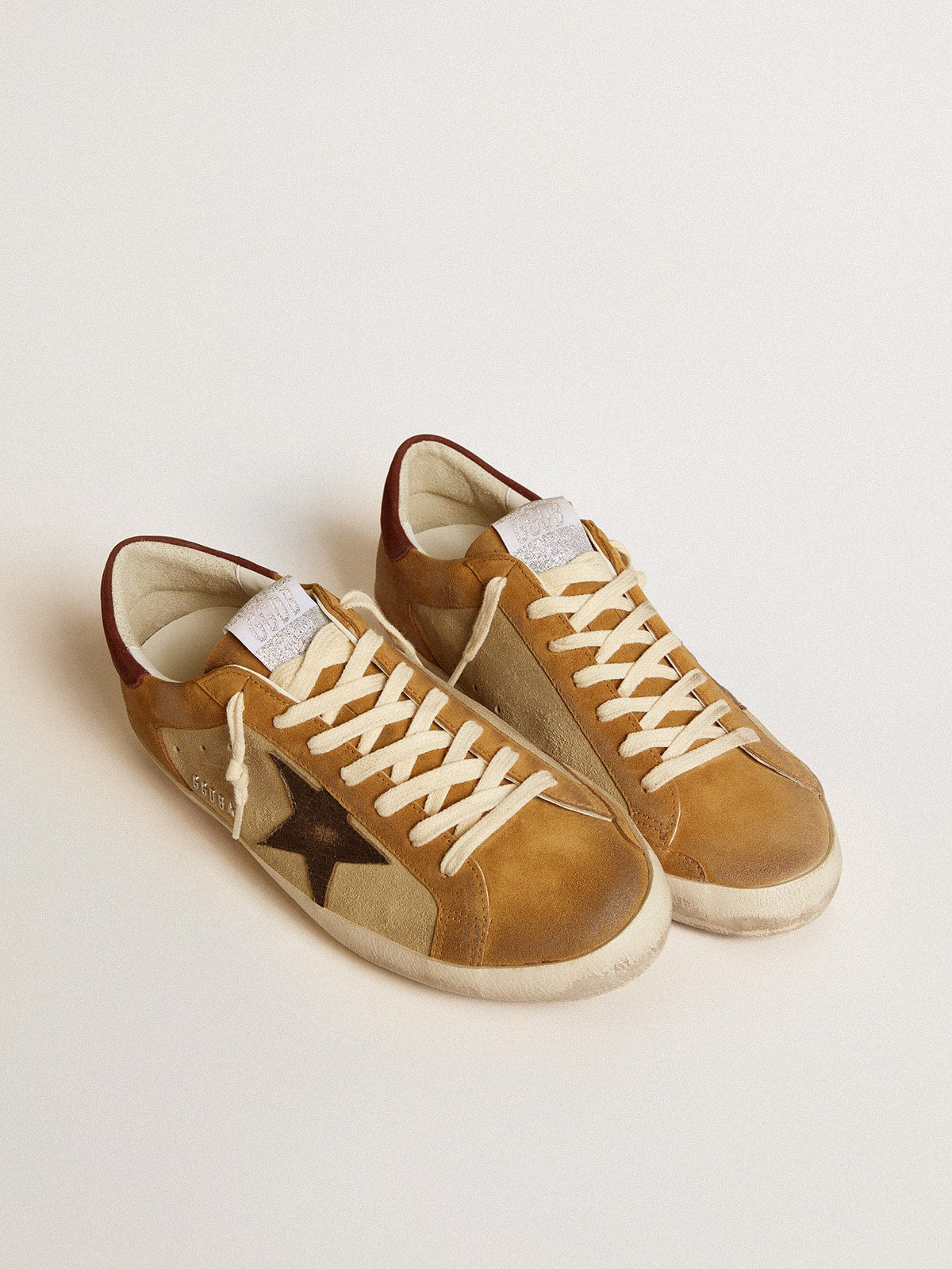 Suede beige e caramello con stella in pelle cracklé nera