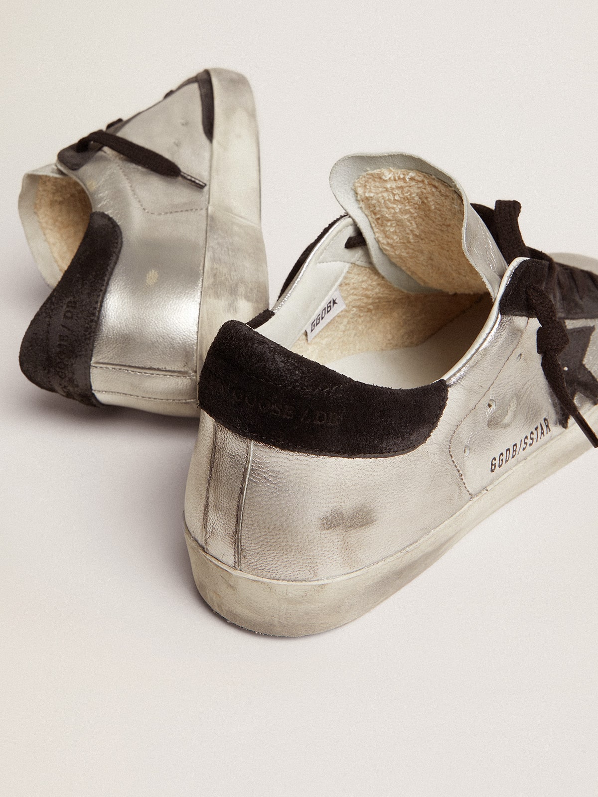 Pelle argentata e inserti a contrasto