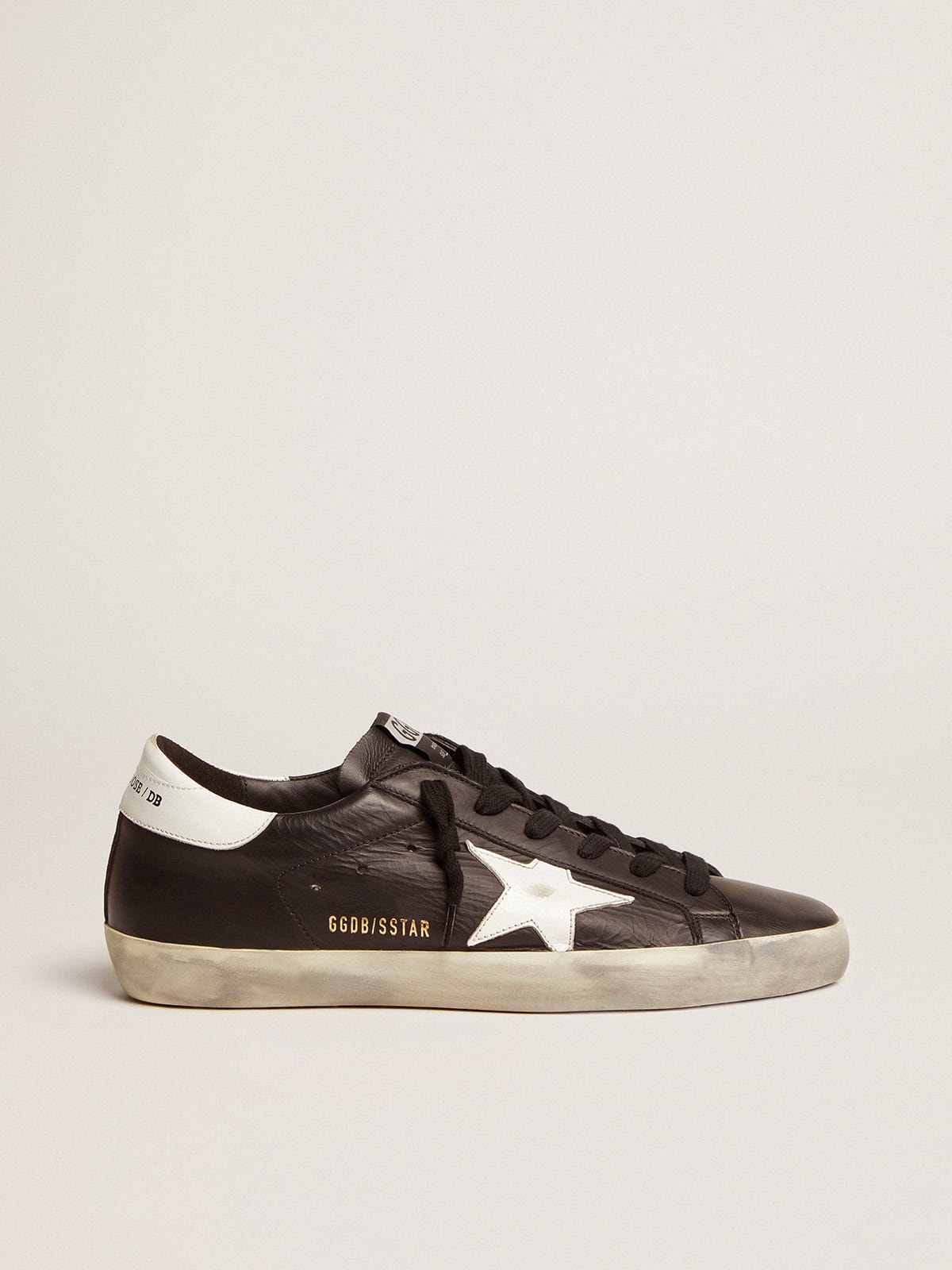 Pelle nera con stella e talloncino in pelle bianca