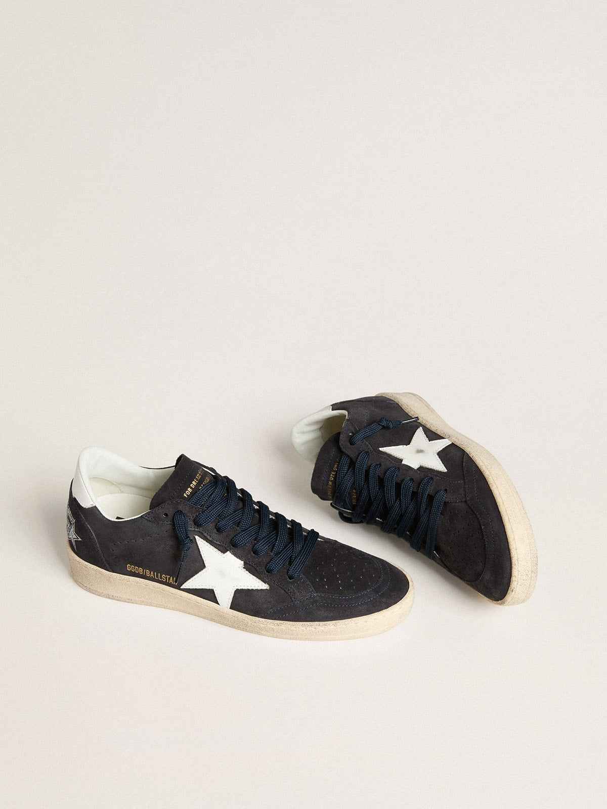 Suede blu scuro con stella e talloncino in pelle
