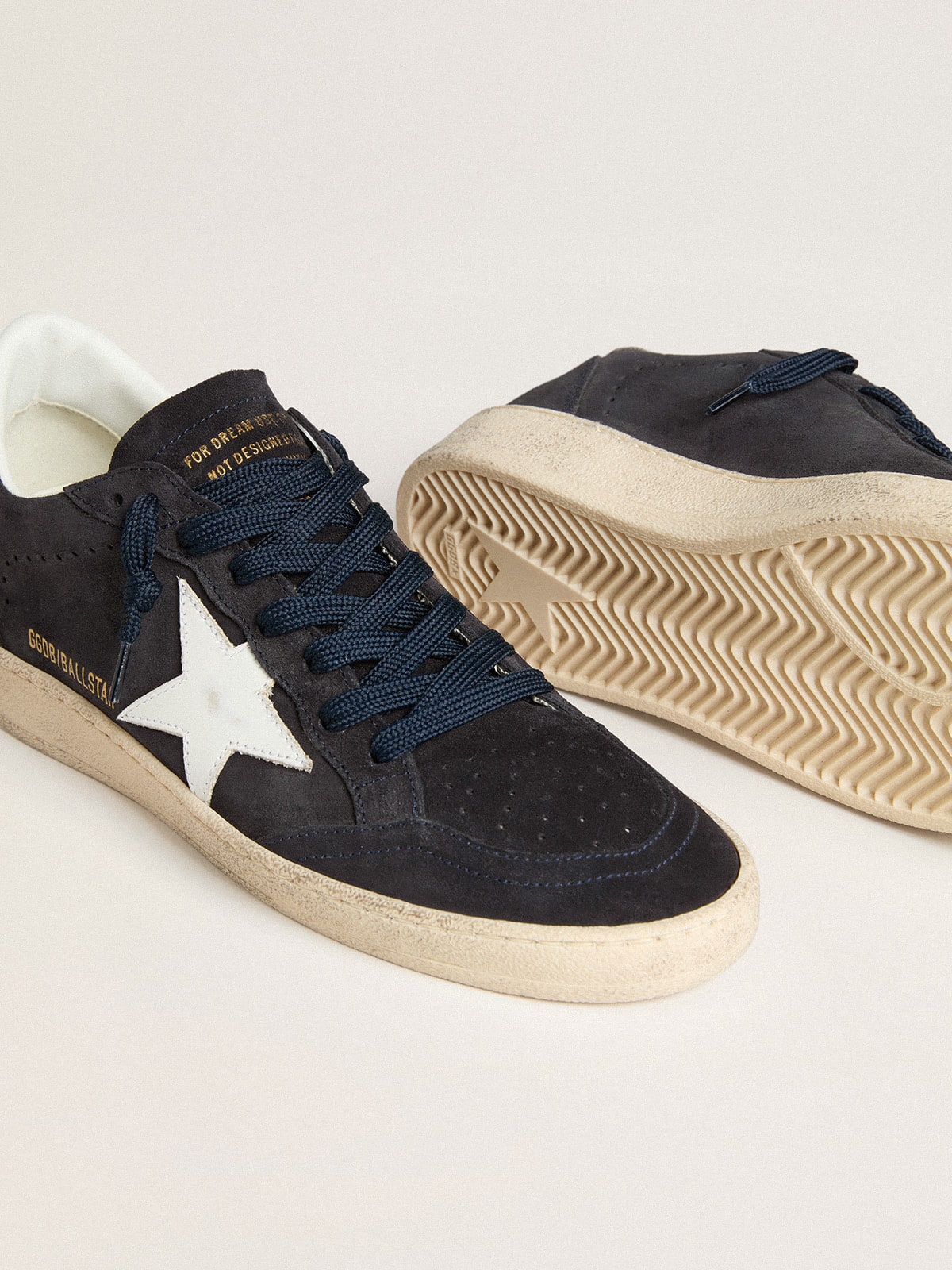Suede blu scuro con stella e talloncino in pelle