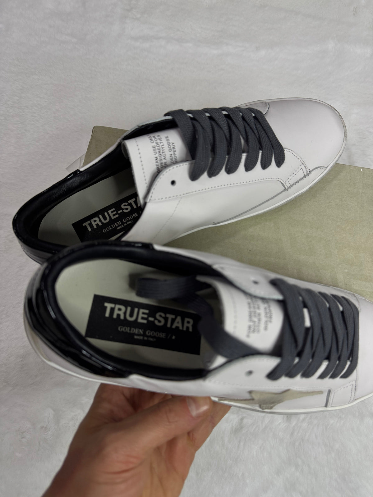 Golden Goose Super-Star con talloncino nero e metal studs lettering