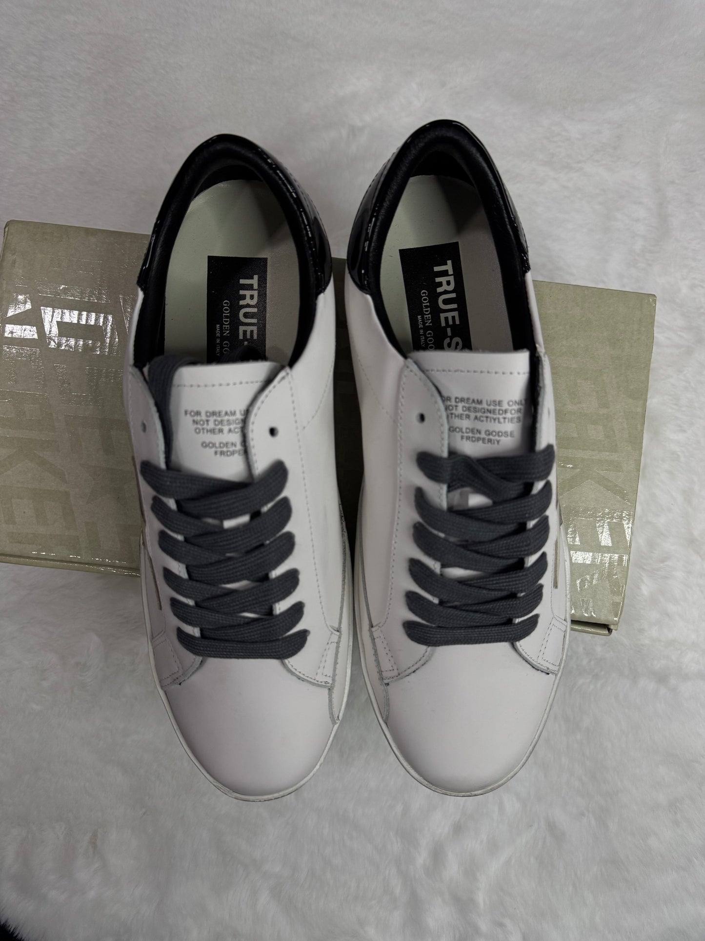 Golden Goose Super-Star con talloncino nero e metal studs lettering