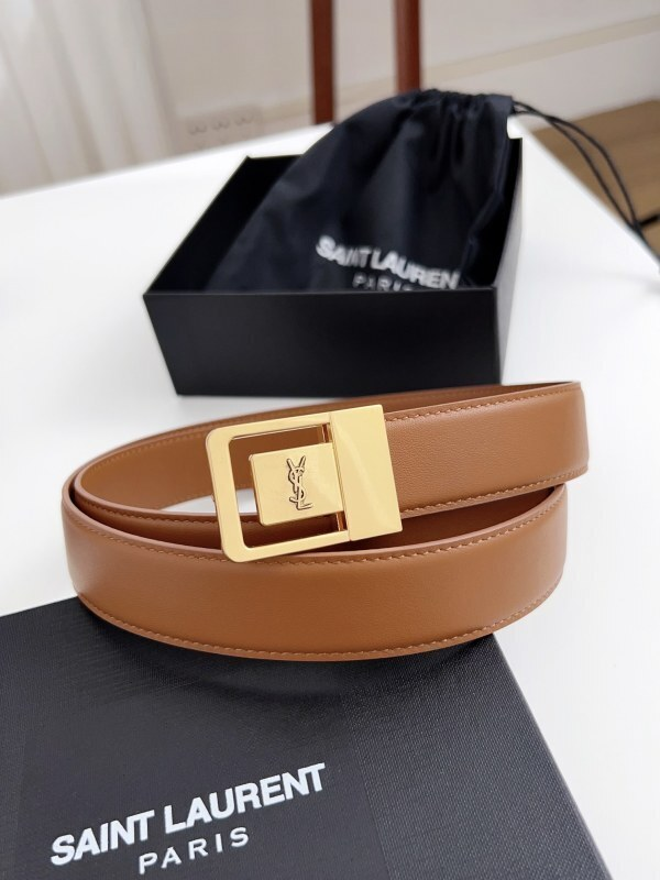 Cintura in pelle LA 66 con fibbia dorata e logo Cassandre